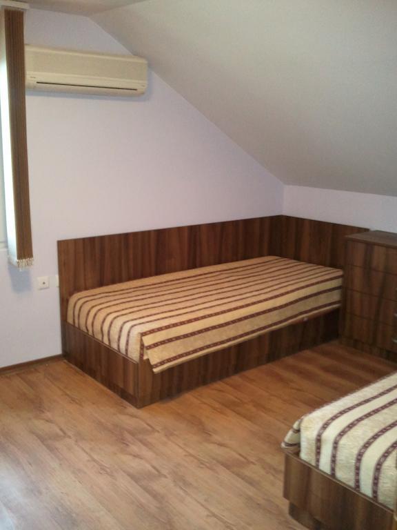 Vila Dva 3 Zlatni pjasătsi Rom bilde